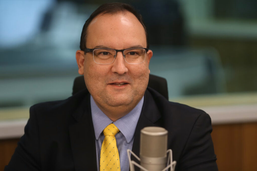 presidente da Funai Marcelo Xavier sorrindo em frente a um microfone