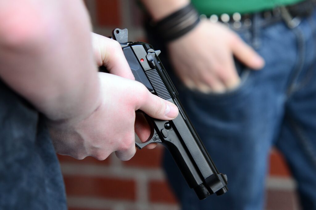 arma em mãos de homem branco