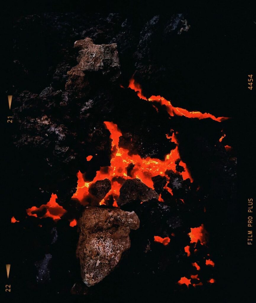 lava saindo do vulcão Reykjavik