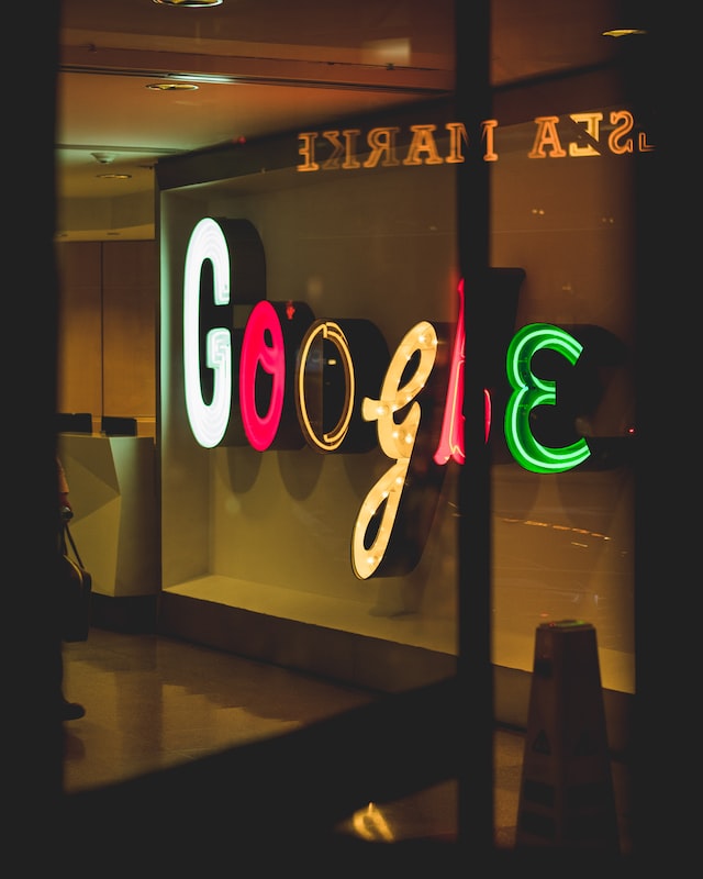 Letras em neon forma a palavra Google