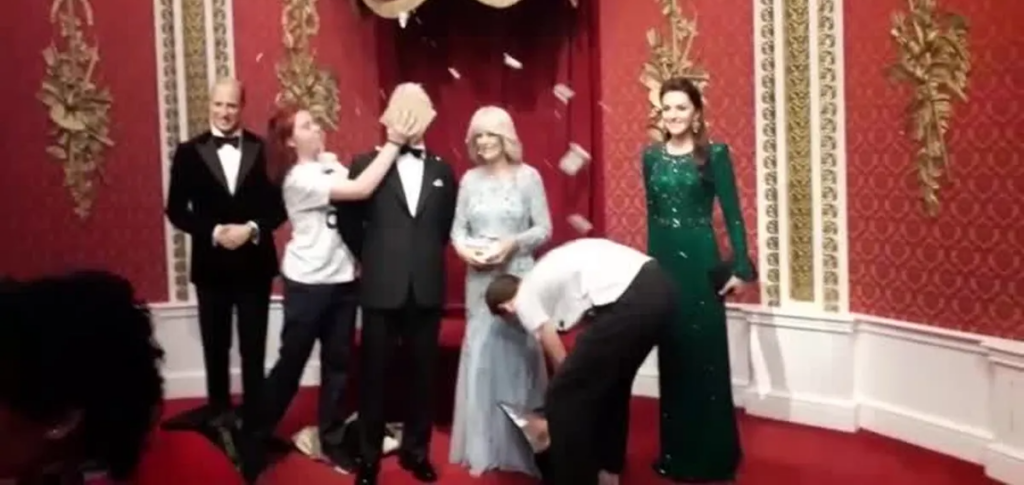 Ativistas jogam torta em estátua de Charles III no Madame Tussauds de Londres