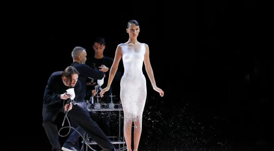 Bella Hadid desfile da Coperni