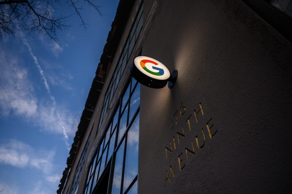 Logo do Google diante de um escritório da empresa