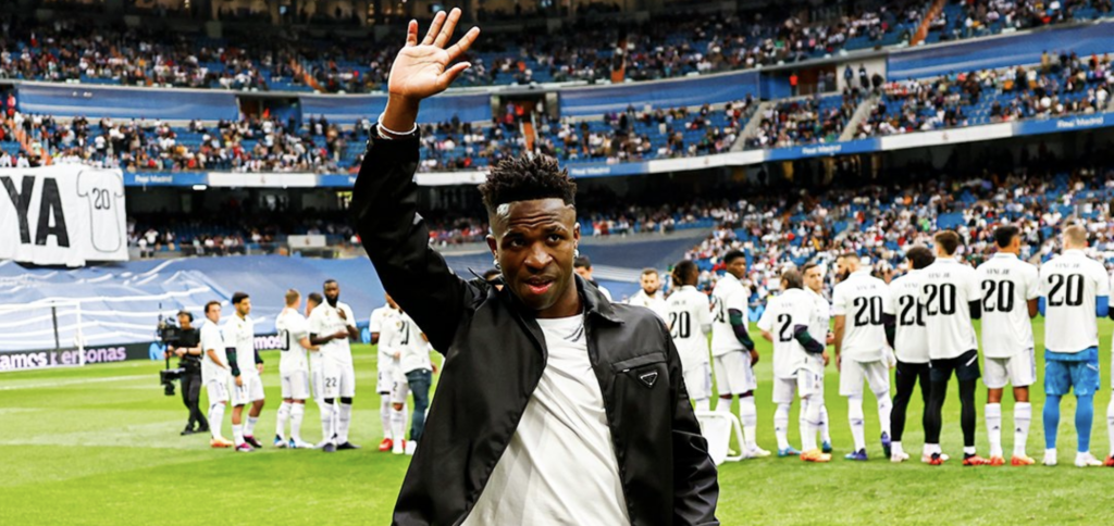 Vini Jr. recebe homenagens em jogo do Real Madrid